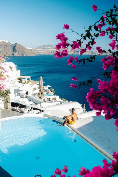 Pôr do sol na ilha de Santorini Grécia, bela aldeia caiada de branco Oia com igreja e moinho de vento durante o pôr do sol — Fotografia de Stock