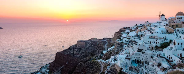 Tramonto all'Isola di Santorini Grecia, bellissimo villaggio imbiancato di bianco Oia con chiesa e mulino a vento durante il tramonto — Foto Stock