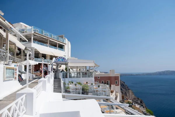 Santorini Grecia agosto 2020, Vista al mar y al volcán desde Fira la capital de la isla de Santorini en Grecia — Foto de Stock