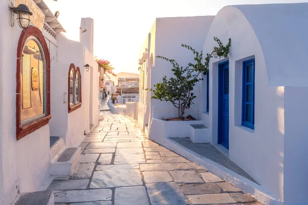 Puesta de sol en la isla de Santorini Grecia, hermoso pueblo encalado Oia con iglesia y molino de viento durante la puesta del sol — Foto de Stock