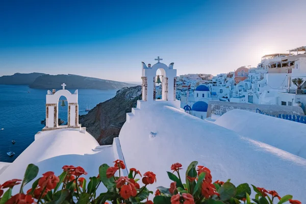 Sonnenuntergang auf der Insel Santorin Griechenland, schönes weiß getünchtes Dorf Oia mit Kirche und Windmühle bei Sonnenuntergang — Stockfoto