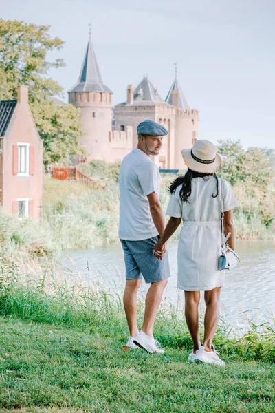 Castillo Muiderslot cerca de Amsterdam - Países Bajos, Muideslot durante el verano en los Países Bajos — Foto de Stock