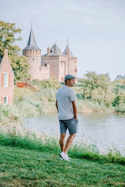 Zamek Muiderslot koło Amsterdamu - Holandia, Muideslot latem w Holandii — Zdjęcie stockowe
