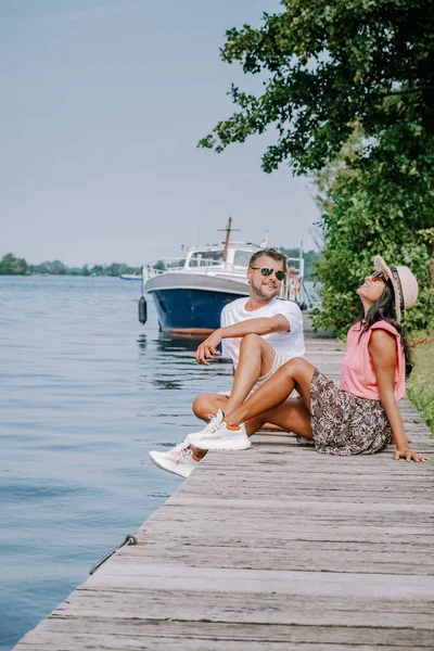 Personas que se relajan en el parque junto al lago en los Países Bajos Vinkeveen cerca de Amsterdam, Vinkeveen es famoso principalmente por los lagos de Vinkeveense Plassen de Vinkeveen, una zona de lagos e islas de arena al este — Foto de Stock