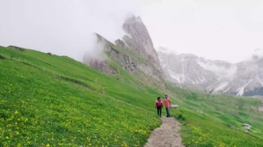 Italien Dolomitleri 'nde yürüyüş, Seceda Tepesi' nin muhteşem manzarası. Trentino Alto Adige, Dolomites Alps, Güney Tyrol, İtalya, Avrupa. Odle dağ sırası, Val Gardena. Sabahları görkemli Furchetta zirvesi