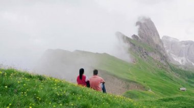 Italien Dolomitleri 'nde yürüyüş, Seceda Tepesi' nin muhteşem manzarası. Trentino Alto Adige, Dolomites Alps, Güney Tyrol, İtalya, Avrupa. Odle dağ sırası, Val Gardena. Sabahları görkemli Furchetta zirvesi