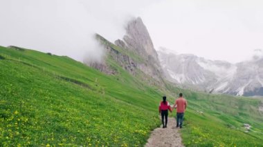 Italien Dolomitleri 'nde yürüyüş, Seceda Tepesi' nin muhteşem manzarası. Trentino Alto Adige, Dolomites Alps, Güney Tyrol, İtalya, Avrupa. Odle dağ sırası, Val Gardena. Sabahları görkemli Furchetta zirvesi