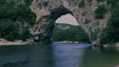 Ardeche France Pont d Arc, Ardeche France 'da nehir kıyısındaki sahil, Fransa' nın Ardeche kanyonundaki Vallon Pont Darc Narural kemeri manzarası