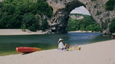 Ardeche France Pont d Arc, Ardeche France sahilindeki çift, Fransa 'nın Ardeche kanyonundaki Vallon Pont Darc' taki Narural kemerini görüyor.