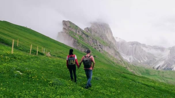 Italien Dolomitleri 'nde yürüyüş, Seceda Tepesi' nin muhteşem manzarası. Trentino Alto Adige, Dolomites Alps, Güney Tyrol, İtalya, Avrupa. Odle dağ sırası, Val Gardena. Sabahları görkemli Furchetta zirvesi — Stok video