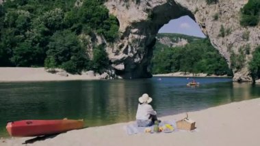 Ardeche France Pont d Arc, Ardeche France sahilindeki çift, Fransa 'nın Ardeche kanyonundaki Vallon Pont Darc' taki Narural kemerini görüyor.