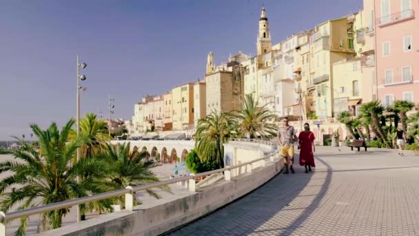 Menton-Alpes-Cote-Cote dAzur, Fransa 'nın Menton şehrinin eski bölümlerinde Menton Cote d Azur' u ziyaret eden çift. — Stok video