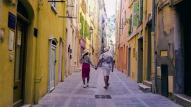 Menton-Alpes-Cote-Cote dAzur, Fransa 'nın Menton şehrinin eski bölümlerinde Menton Cote d Azur' u ziyaret eden çift.