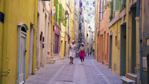 Menton-Alpes-Cote-Cote dAzur, Fransa 'nın Menton şehrinin eski bölümlerinde Menton Cote d Azur' u ziyaret eden çift. — Stok video