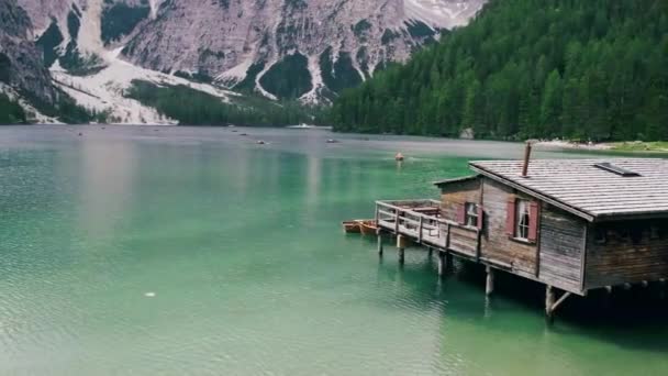 Lago Di Braies Italia, Pragser Wildsee en Tirol del Sur, Hermoso lago en los Alpes italianos, Lago di Braies. vacaciones Alpes italianos — Vídeos de Stock