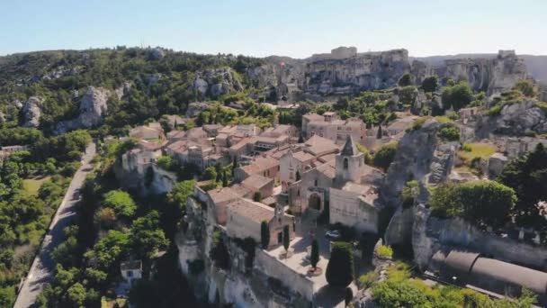 Les Baux de Provence Francia, antiguo pueblo histórico construido sobre una colina en la Provenza, Les Baux de Provence pueblo sobre la formación rocosa y su castillo. Francia, Europa — Vídeos de Stock