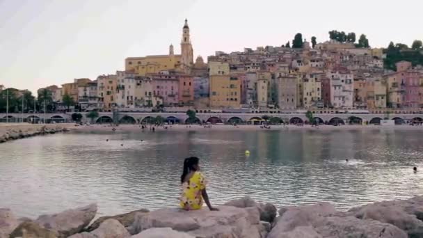 Menton-Alpes-Cote-Cote dAzur, Fransa 'nın Menton şehrinin eski bölümlerinde Menton Cote d Azur' u ziyaret eden çift. — Stok video