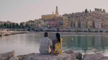 Menton-Alpes-Cote-Cote dAzur, Fransa 'nın Menton şehrinin eski bölümlerinde Menton Cote d Azur' u ziyaret eden çift.
