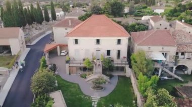 Hollanda 'da Hilversum Veluwe Zuiderheide yakınlarında çiçek açan fundalık tarlaları, sabahları Hollanda' nın gündoğumu sırasında sis ve sisle birlikte pembe mor fundalık tarlaları açıyor.