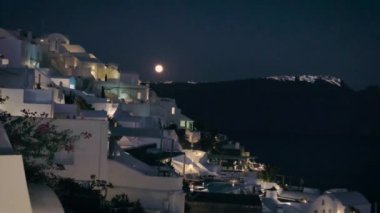 Yunanistan 'ın Santorini Adası' nda ay doğumu, güneş batımında Oia köyü ve Oia Santorini sokakları, Yunan Adası 'nda yaz tatili.