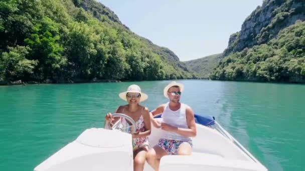 Casal em barco Provence, Verdon Gorge no lago de Sainte Croix, Provence, França, perto de Moustiers SainteMarie, departamento Alpes de Haute Provence, região Provence Alpes Cote Azur. França — Vídeo de Stock