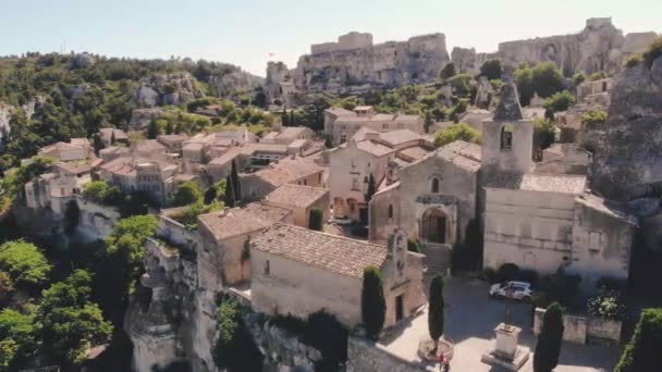 Les Baux de Provence Francia, antiguo pueblo histórico construido sobre una colina en la Provenza, Les Baux de Provence pueblo sobre la formación rocosa y su castillo. Francia, Europa — Vídeos de Stock