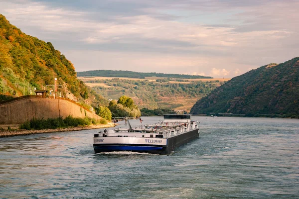Koblenz Augusztus 2020, Belvízi szállítás a orrszarvú folyó konténerekkel, nagy konténer és olajszállító hajó a folyó rein Németországban — Stock Fotó