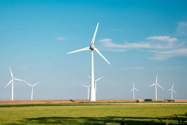 Parc éolien offshore avec nuages orageux et un ciel bleu, parc éolien dans l'océan — Photo