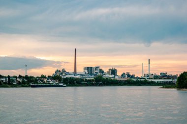 Köln Almanya Ağustos 2020, Ren nehri üzerinde büyük konteynırlar, büyük konteynırlar ve petrol tankeri taşıyan iç nakliye gemisi Almanya 'da Rhein nehrinde