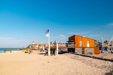 Hollanda Ağustos 2020, Flevoland Urk Hollanda 'da açık bir yaz gününde sahil kenarında liman ve deniz feneri