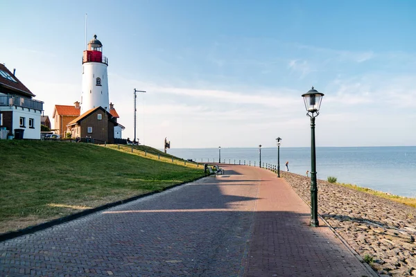 네덜란드의우크 항구와 등대가 여름철의 밝은 날인 페폴란 드어 크 네덜란드 해변 근처에 있다 — 스톡 사진