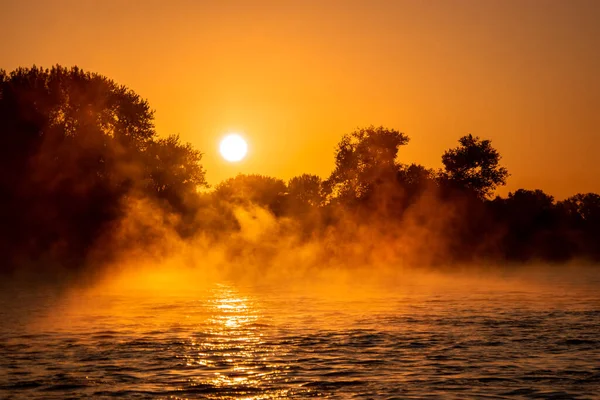 Kolín nad Rýnem Německo ráno vychází řeka s mlhou a mlhou — Stock fotografie