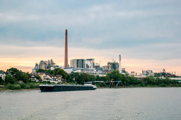 德国科隆，2020年8月，载有集装箱、大型集装箱和油轮的内河航运运输船在德国莱茵河上 — 图库照片