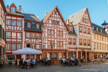 Mainz Almanya Ağustos 2020, Mainz, Almanya 'nın merkezinde klasik kereste evleri