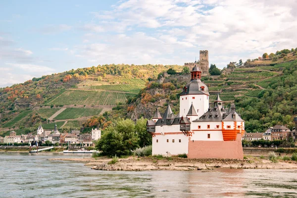 stock image The river Rhjine near Kaub Germany and the castle of Kaub