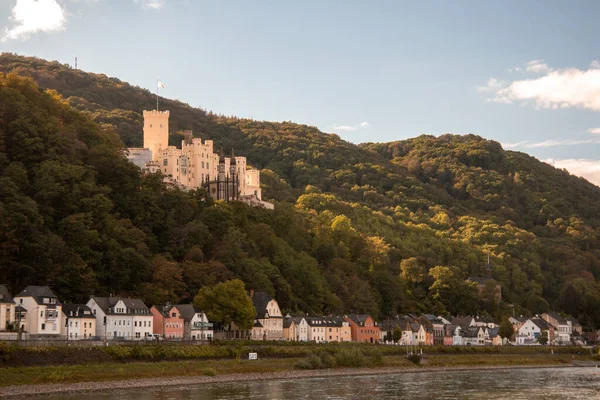 Романтические замки возле Кобленца рядом с Рейн Рейн реки Германии, — стоковое фото