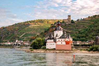 Kaub Almanya yakınlarındaki Rhjine nehri ve Kaub kalesi.