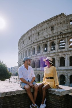 Roma 'daki Kolezyum manzarası ve sabah güneşi, İtalya, Avrupa
