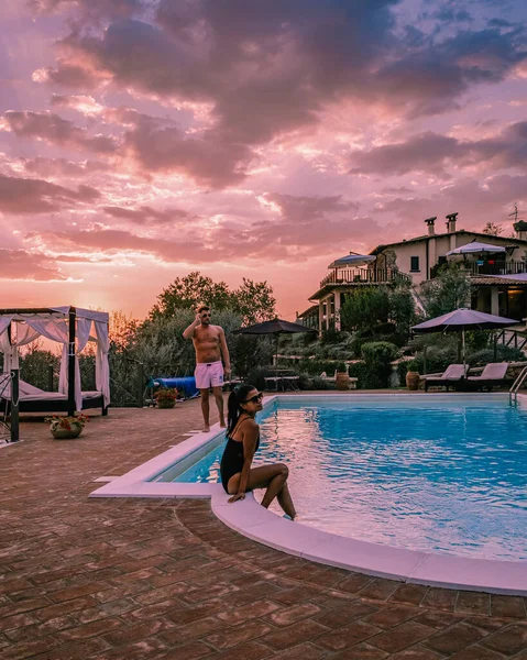 Casa di campagna di lusso con piscina in Italia, Coppia in Vacanza in villa di lusso in Italia, uomini e donne che guardano il tramonto — Foto Stock