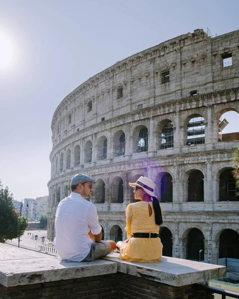 Vista del Coliseo en Roma y el sol de la mañana, Italia, Europa — Foto de Stock