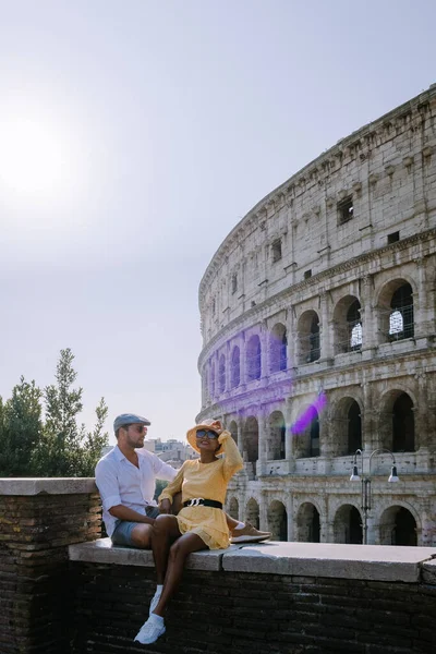 Vista do Coliseu em Roma e sol da manhã, Itália, Europa — Fotografia de Stock