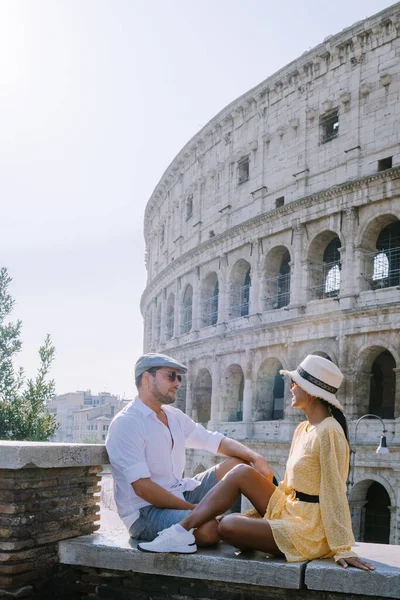 Vista del Coliseo en Roma y el sol de la mañana, Italia, Europa — Foto de Stock