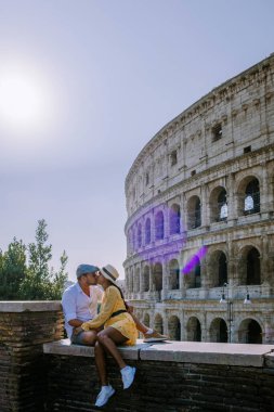 Roma 'daki Kolezyum manzarası ve sabah güneşi, İtalya, Avrupa