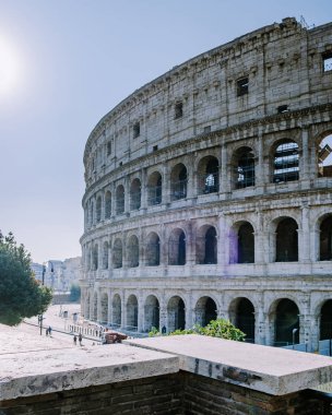 Roma 'daki Kolezyum manzarası ve sabah güneşi, İtalya, Avrupa