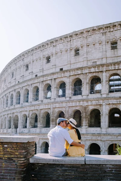 Vista do Coliseu em Roma e sol da manhã, Itália, Europa — Fotografia de Stock