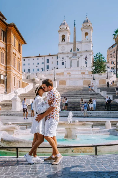 La Plaza de España en Roma, Italia. El famoso lugar es un gran ejemplo del estilo barroco romano — Foto de Stock