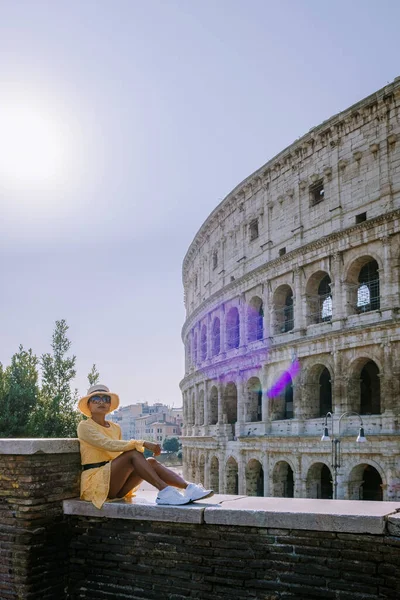 Vista del Coliseo en Roma y el sol de la mañana, Italia, Europa — Foto de Stock