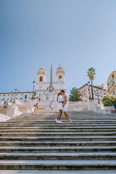 La Plaza de España en Roma, Italia. El famoso lugar es un gran ejemplo del estilo barroco romano — Foto de Stock