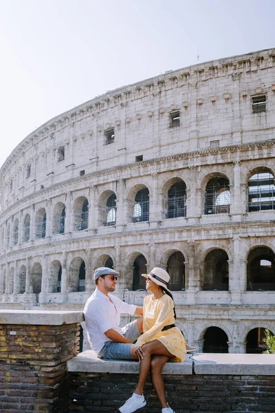 Vista del Coliseo en Roma y el sol de la mañana, Italia, Europa — Foto de Stock