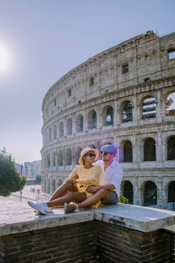 Roma 'daki Kolezyum manzarası ve sabah güneşi, İtalya, Avrupa